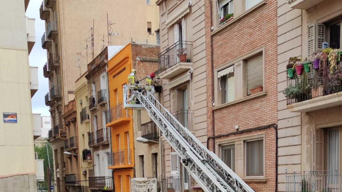 Cae un trozo de fachada de un edificio de la calle Sant Vicenç de Reus