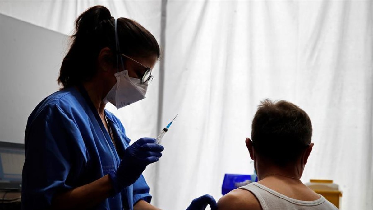 Espanya reprèn la vacunació d'AstraZeneca en personal essencial fins als 65 anys