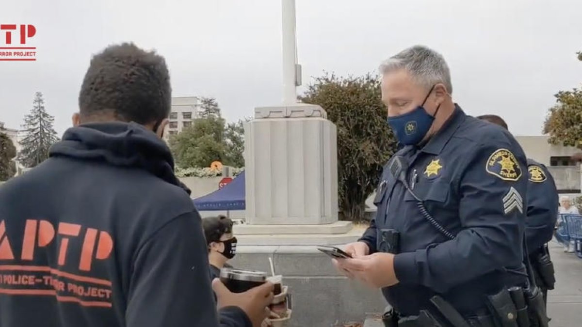 Un policia dels EUA fa servir música de Taylor Swift com 'escut' en ser gravat per uns manifestants
