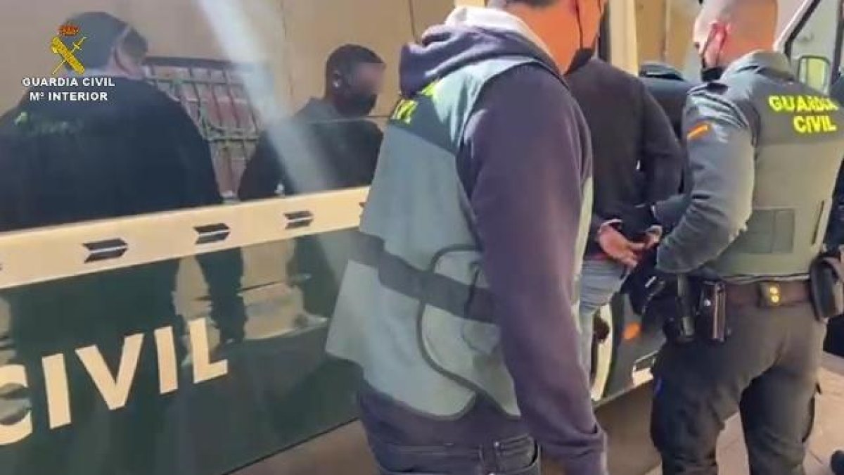 Detingut a Tenerife per vendre armes que comprava per peces a internet