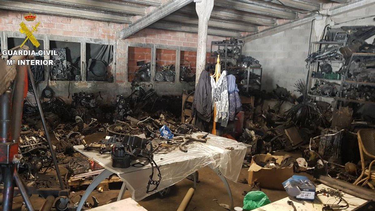 La Guardia Civil sanciona un taller mecánico ilegal en una antigua granja de animales de la Canonja
