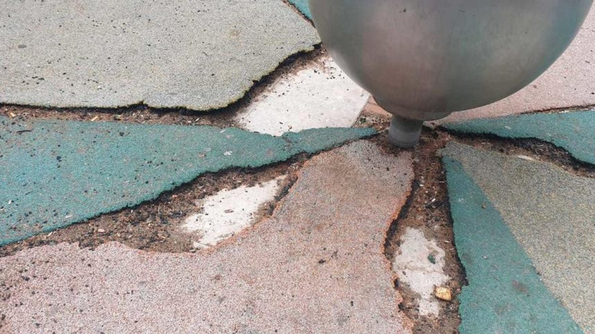 Denuncien el mal estat d'un parc infantil de Campclar