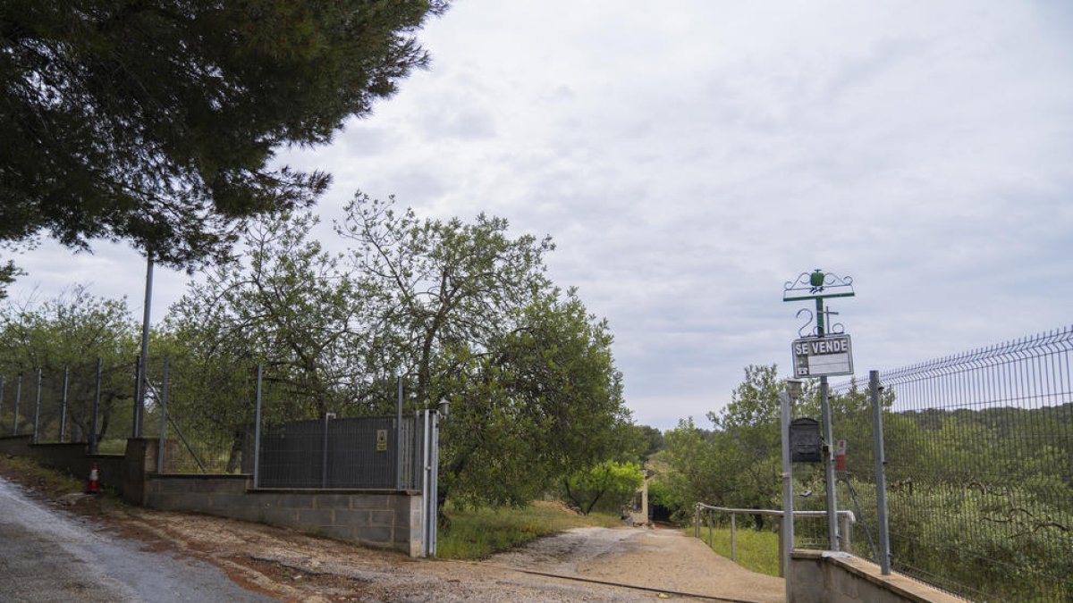 Els veïns de Mas Morató denuncien l'ocupació de dos camins públics