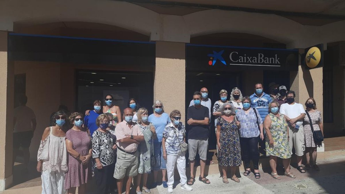 Los vecinos de Creixell protestan por el cierre durante tres semanas de una oficina de Caixabank