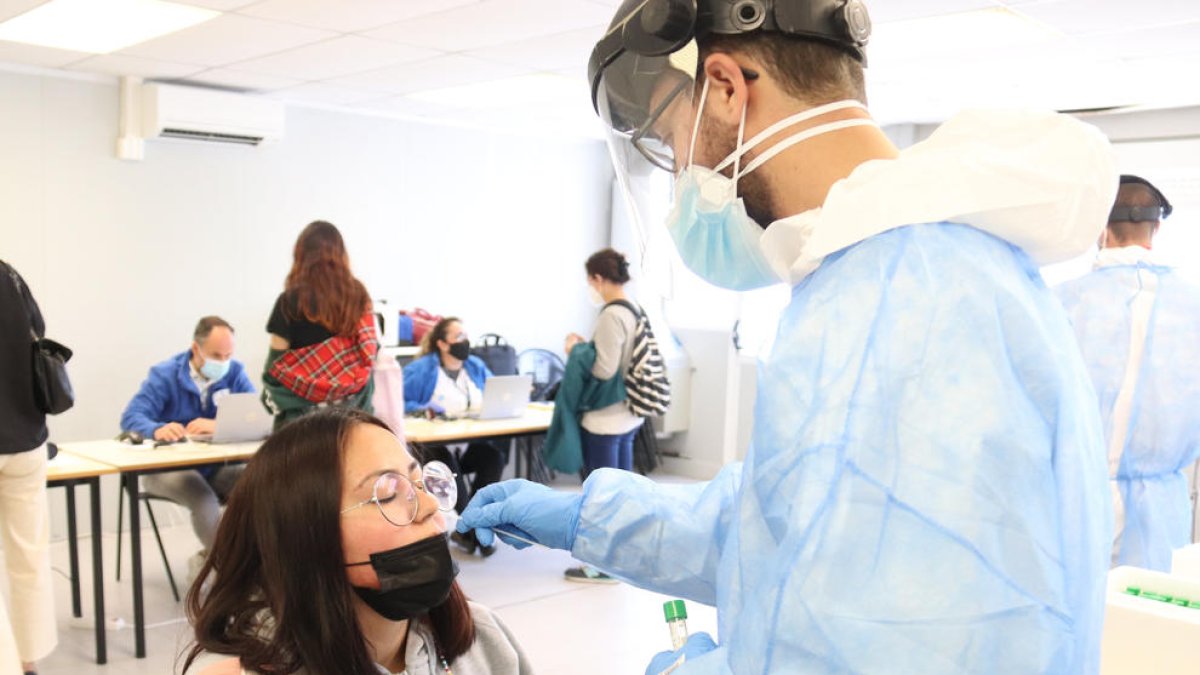 Salud investiga un brote de covid con al menos 24 estudiantes catalanes de Bachillerato en viajes de fin de curso a Menorca