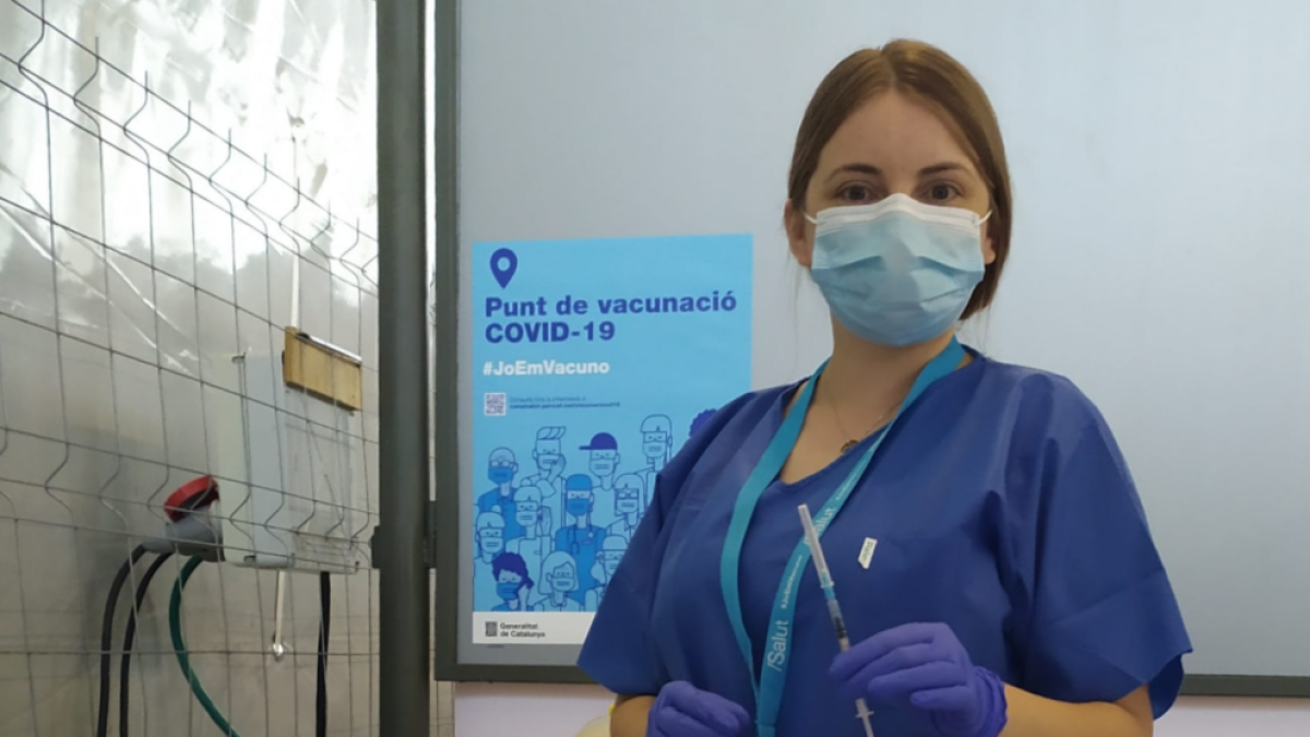 Mig centenar d'estudiants de la URV col·laboren en la vacunació massiva