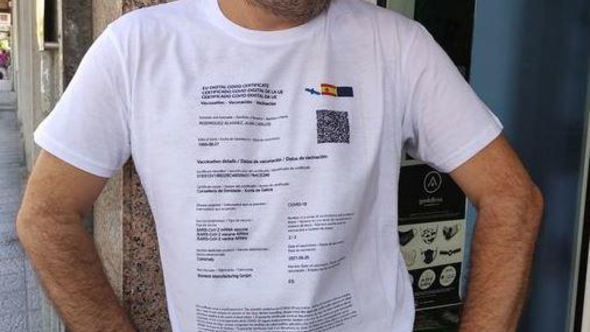 Camisetas con el certificado covid, un invento gallego para que los vacunados puedan entrar a los bares