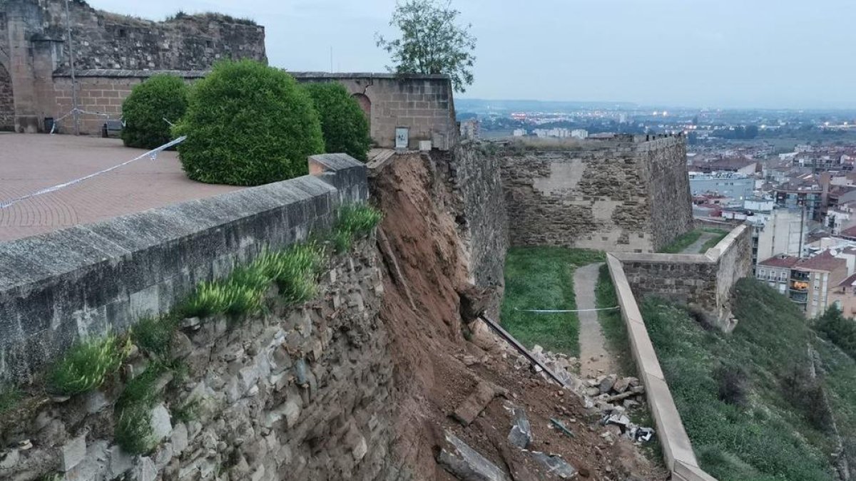 Se desmorona un trozo de muro de la Seu Vella de Lleida