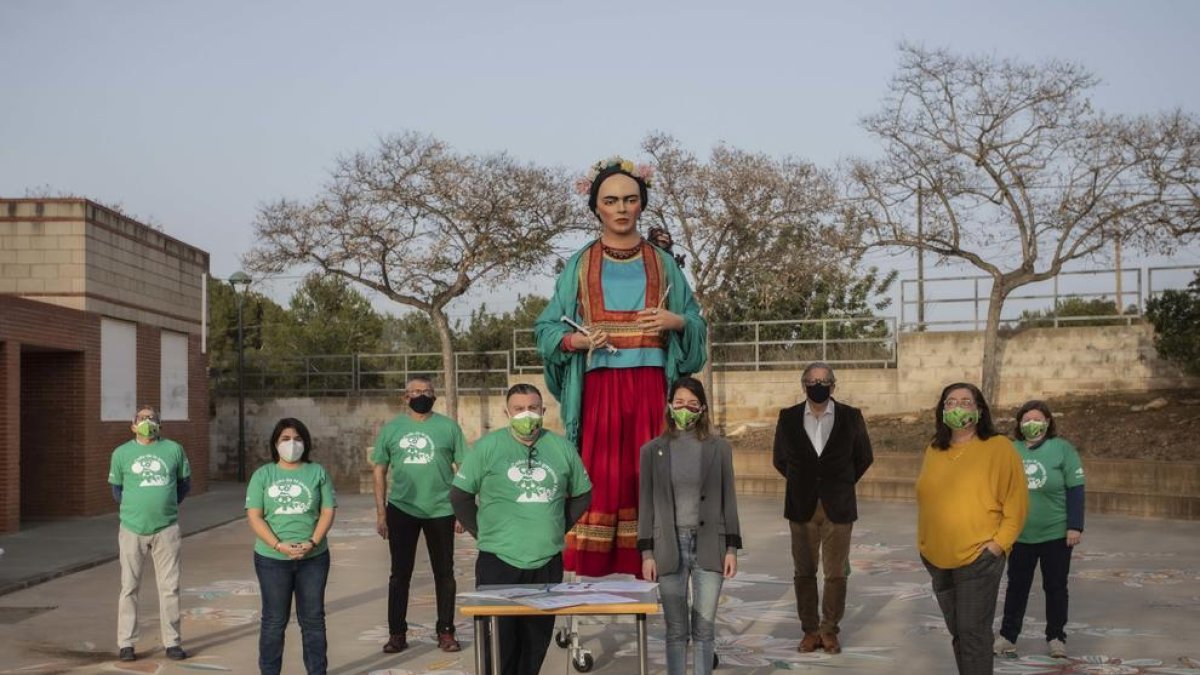 L'Ajuntament cedeix la geganta Frida a l'Associació de Voluntaris del Camp de Tarragona