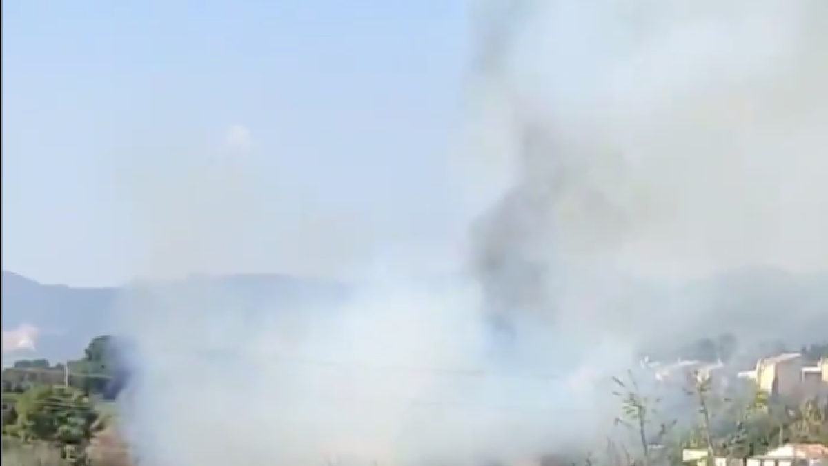 Siete dotaciones de Bombers trabajan en un incendio en Valls