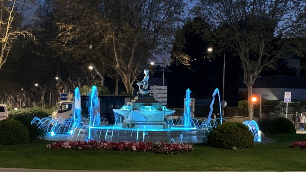 La fuente ornamental de la plaza del Nen de les Oques estrena iluminación