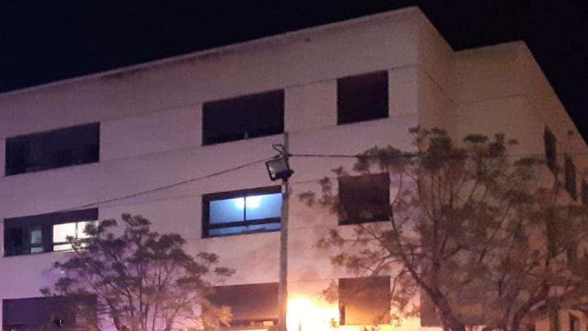 Quema una puerta de entrada de un piso en el Vendrell
