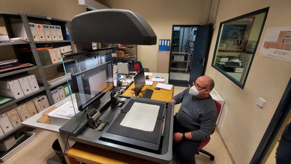 El Archivo Municipal de Cambrils incorpora un escáner cenital a su equipamiento