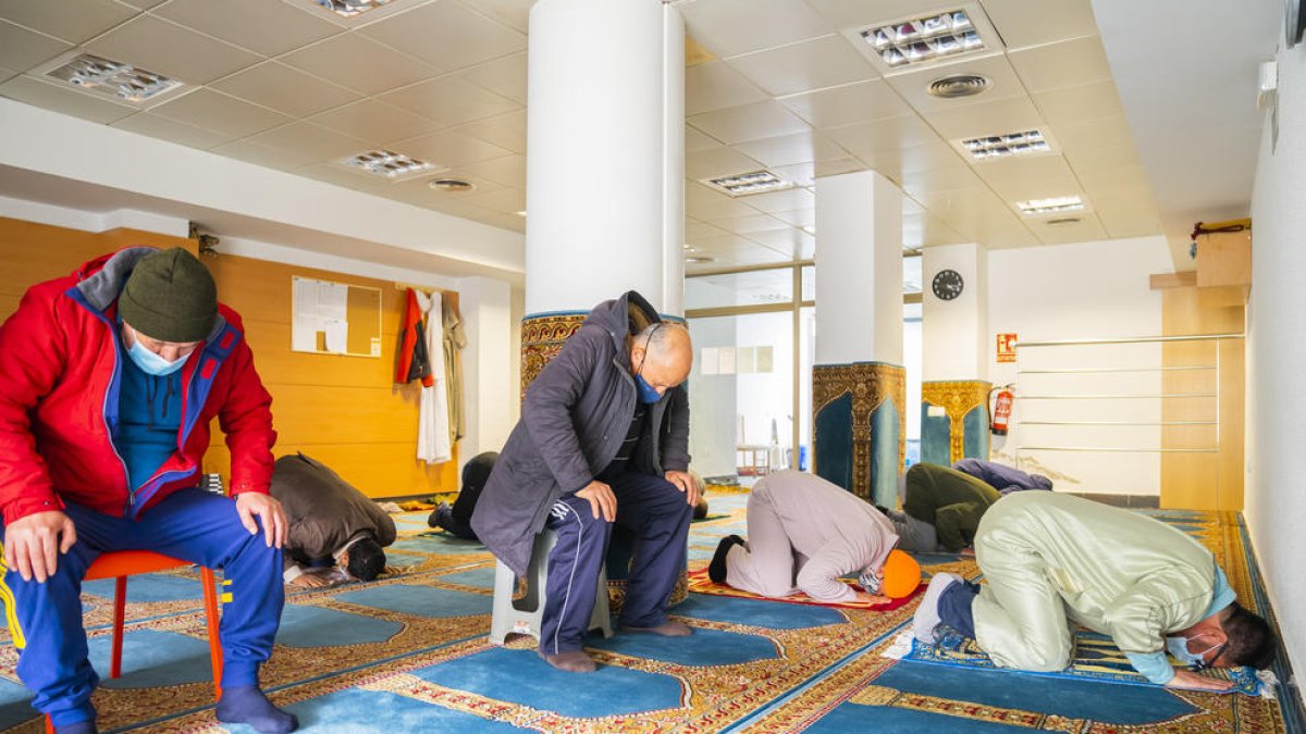 Tres meses de buena convivencia entre el centro de culto y los vecinos de Sant Pere y Sant Pau