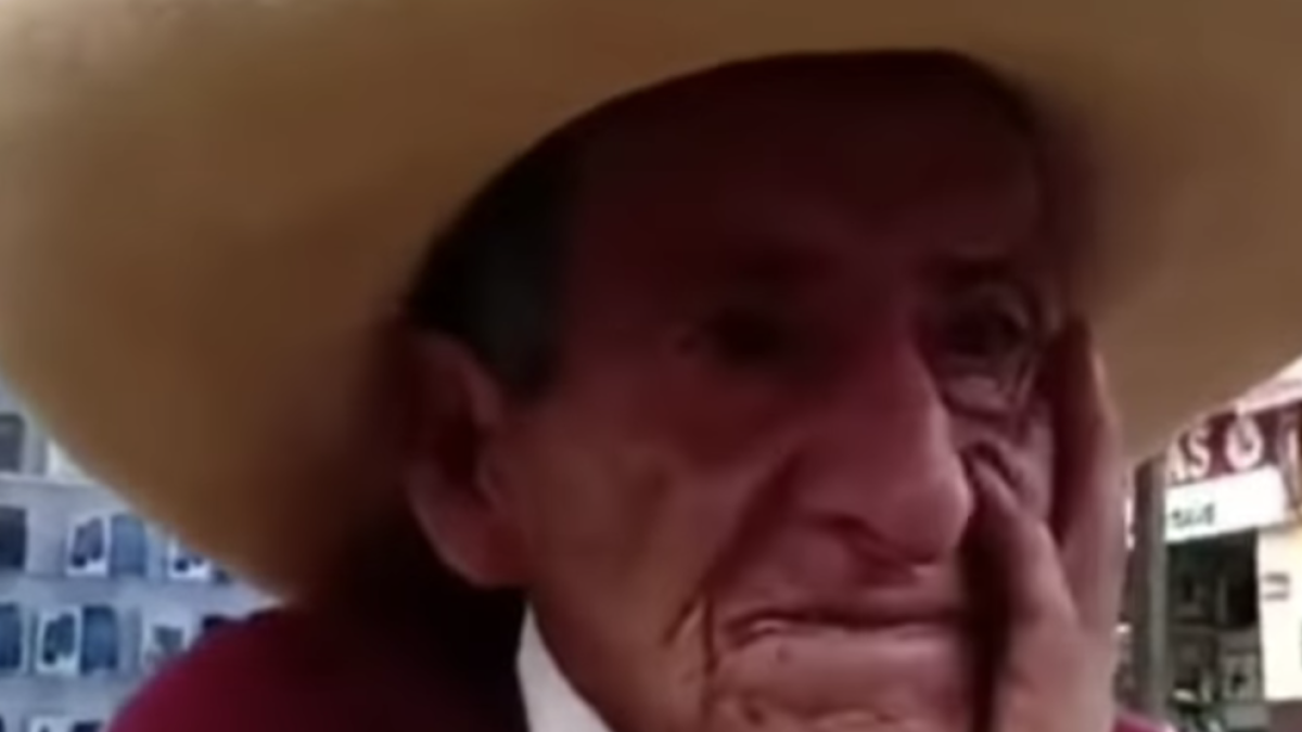 El abuelo que llora en la calle porque los hijos le exigen la herencia