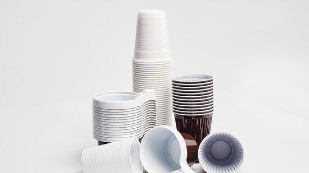 Platos, cubiertos y pajitas de plástico ya están prohibidos en la Unión Europea