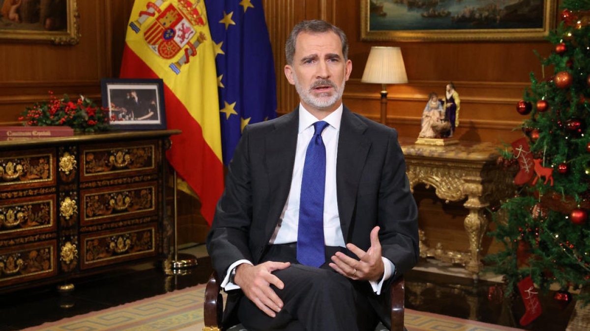 El rey de España, Felipe VI, durante el discurso de la nochebuena el 24 de diciembre del 2020. Plan|Plano tres cuartos.