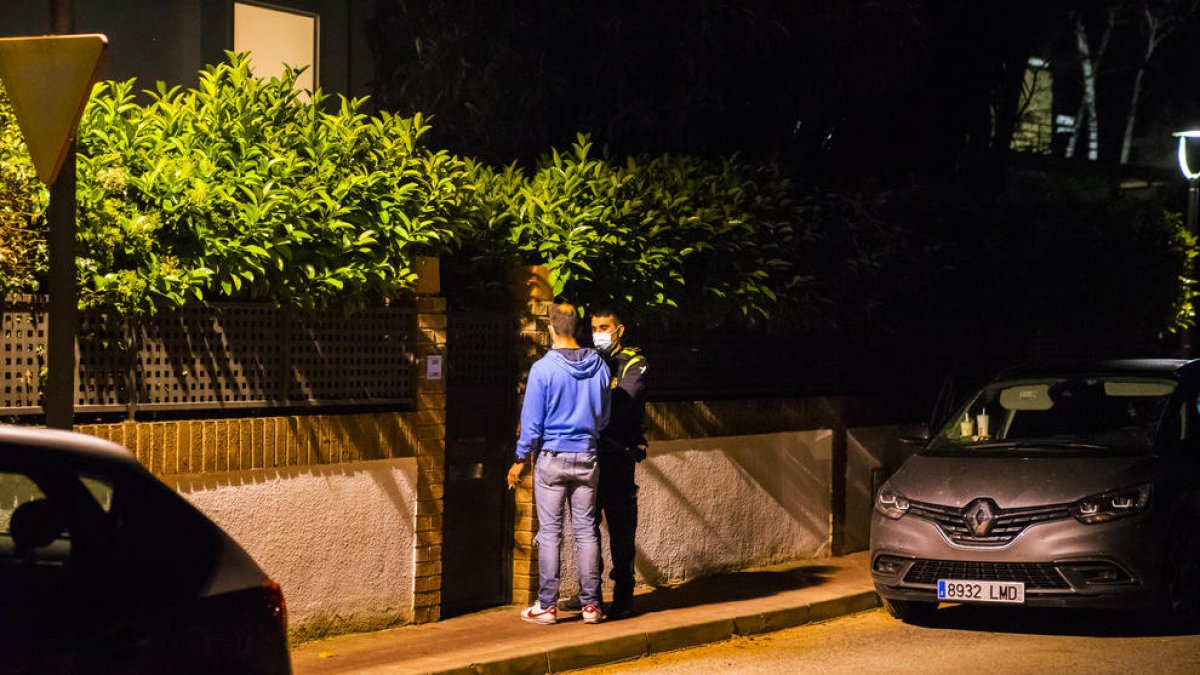 Expectación vecinal por|para un conflicto entre la propietaria y los inquilinos|arrendatarios