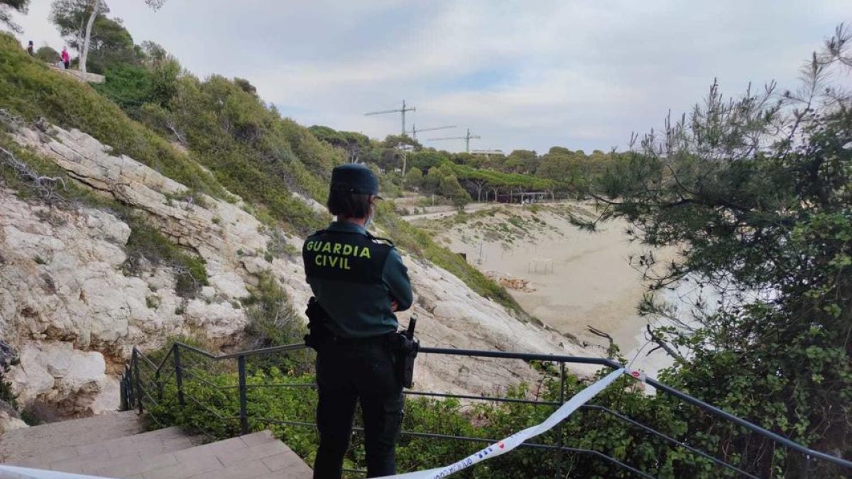 Troben un cadaver al mar, davant la platja Llarga de Salou