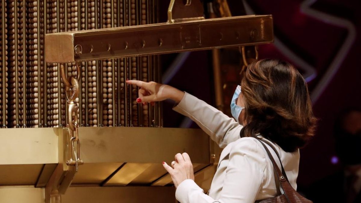 Soledat a les portes del Teatre Real: Només un capellà i un bombo