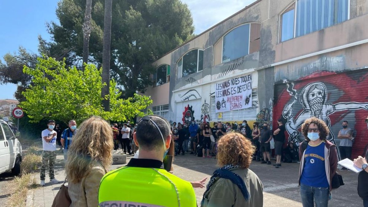 Cerca de 100 personas evitan el desalojo de dos naves ocupadas en Torredembarra