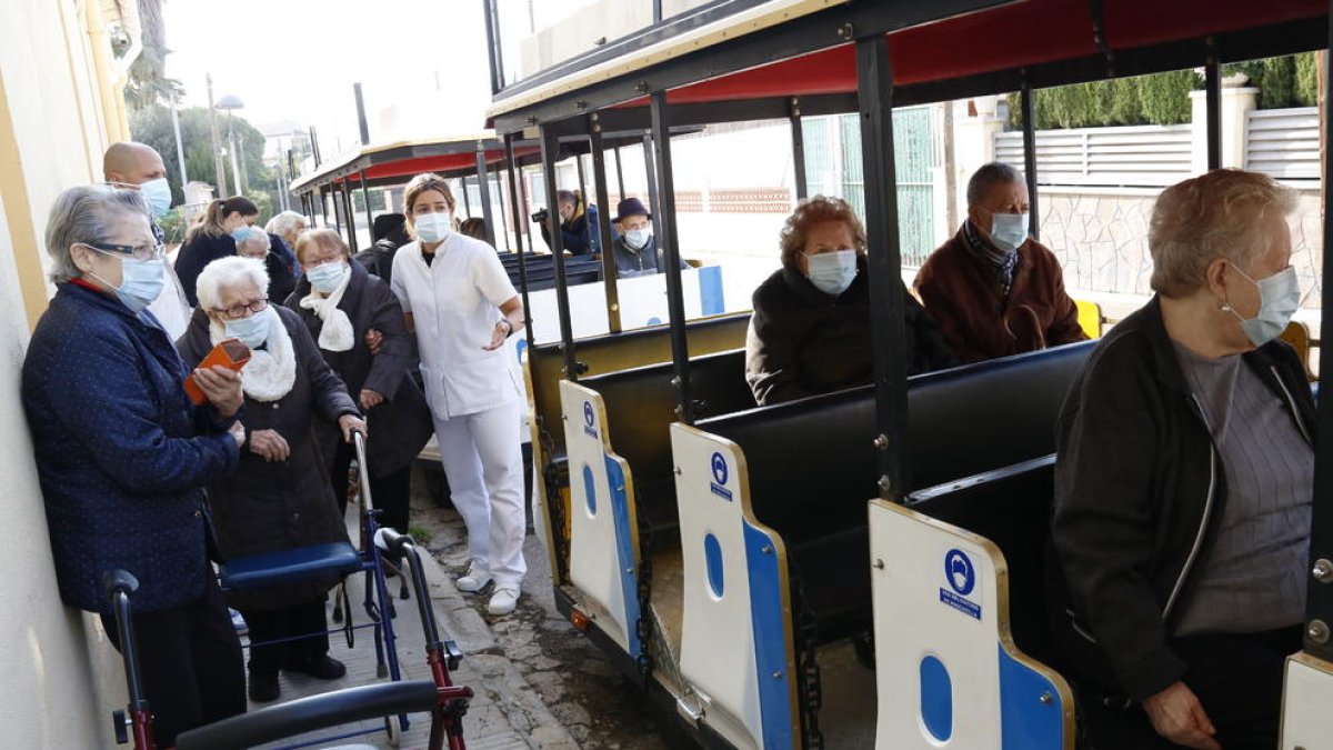 Els avis de residències de Cunit i Calafell fan un tomb en trenet turístic