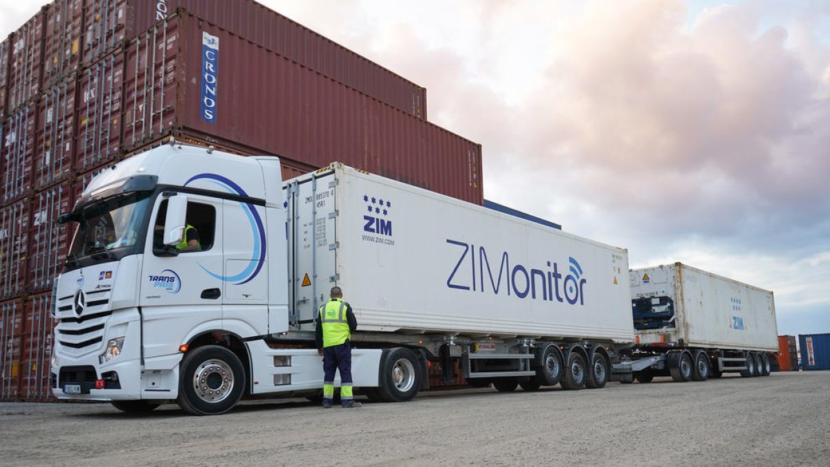 Un megacamió comença a operar al Port Tarragona