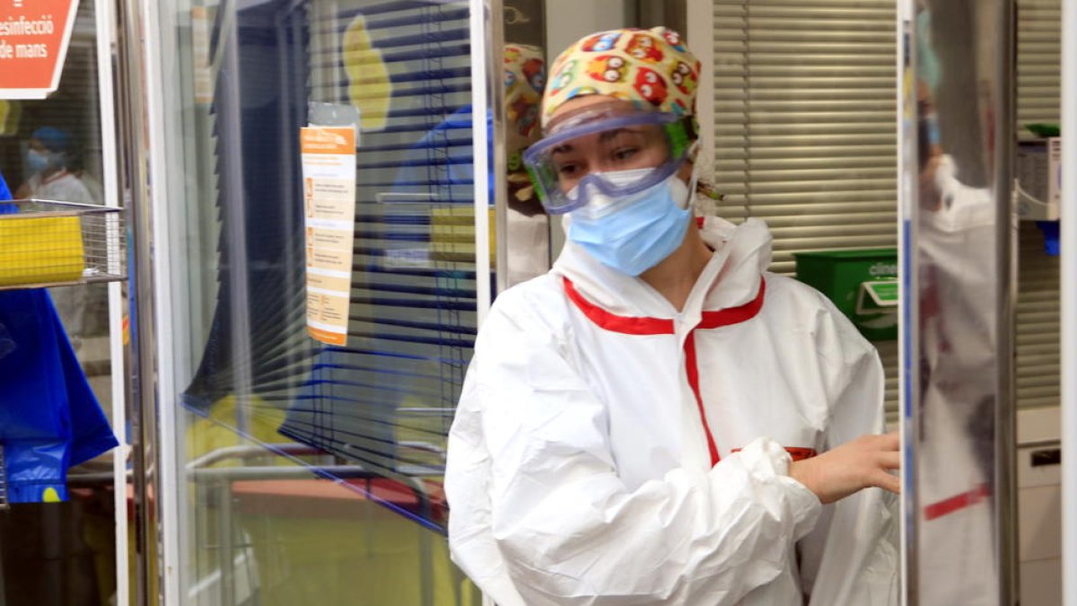 Sanitarios en la tercera ola: «Nos hemos habituado al agotamiento. Sacamos el trabajo adelante, pero pasa factura personal»