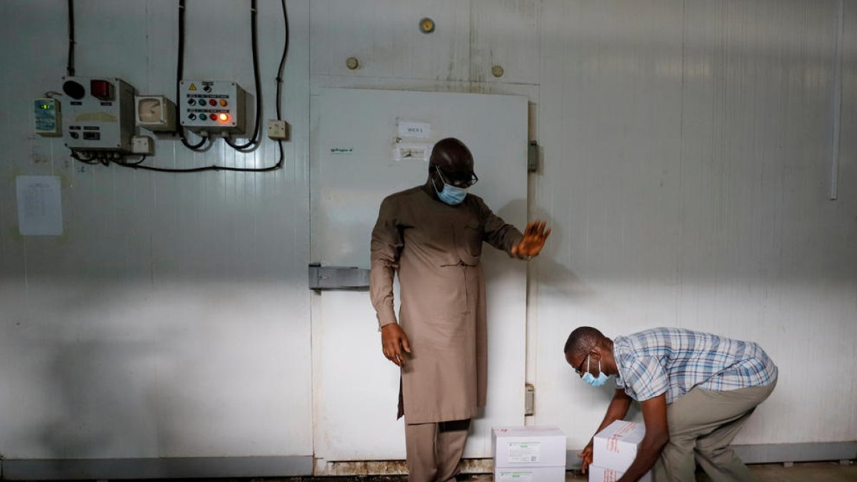 El programa COVAX entrega les primeres vacunes als països pobres mentre els rics ja fa dos mesos que estan vacunant