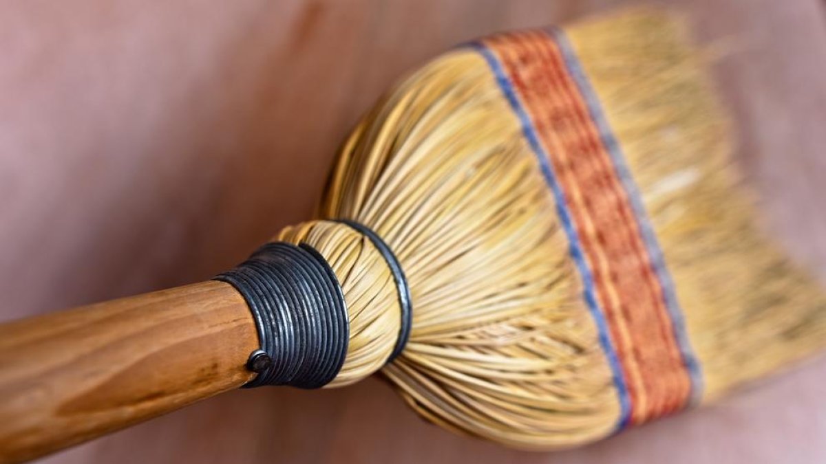 Un pres lesiona a sis funcionaris d'una presó a Teixeiro amb una escombra