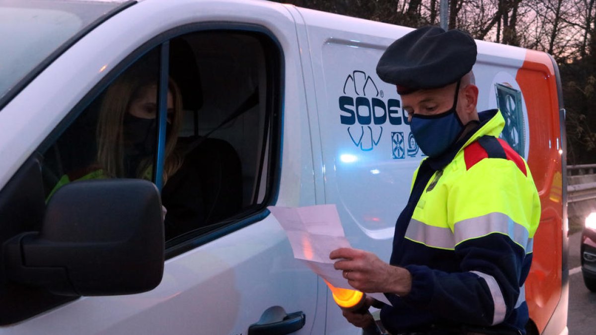 Els controls policials provoquen cues per accedir al Ripollès el primer dia de tancament perimetral
