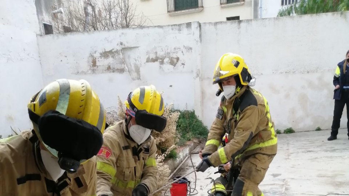 Els Bombers rescaten una persona atrapada en un pou a Torredembarra