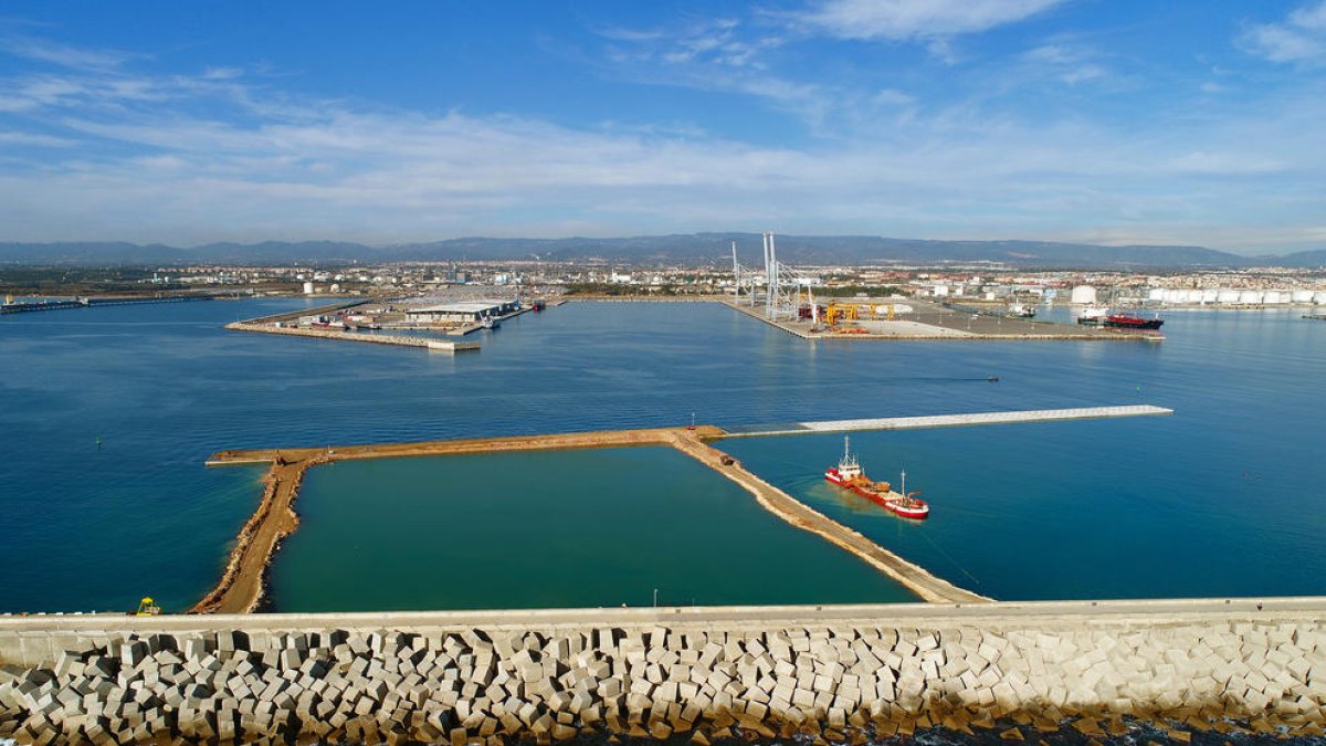 El Port Tarragona tanca el dic nord del moll de Balears a l'espera de començar el dragatge