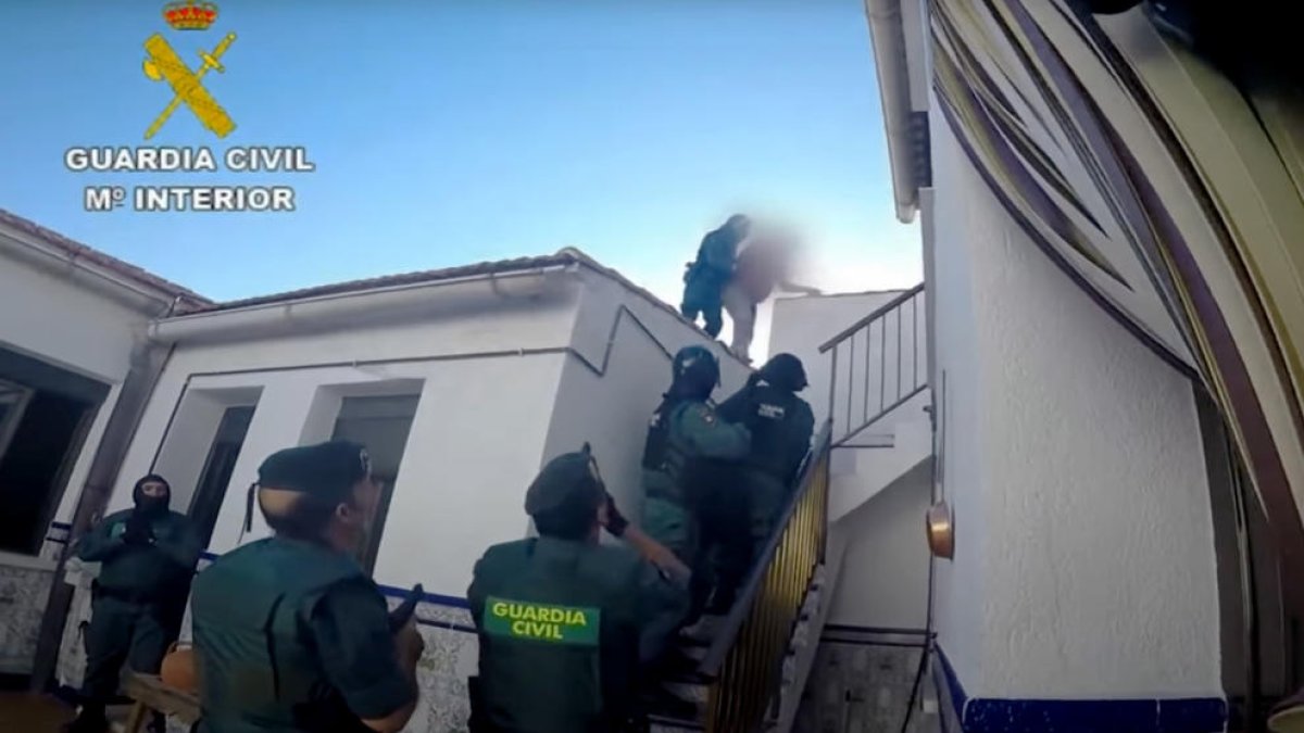 Condenat a 27 años de prisión para agredir los guardies civiles que investigaban una pelea|riña entre familias gitanas