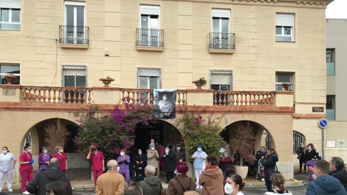 Els familiars de pacients de la Residència Ítaca-Fortuny de Reus homenatgen els treballadors