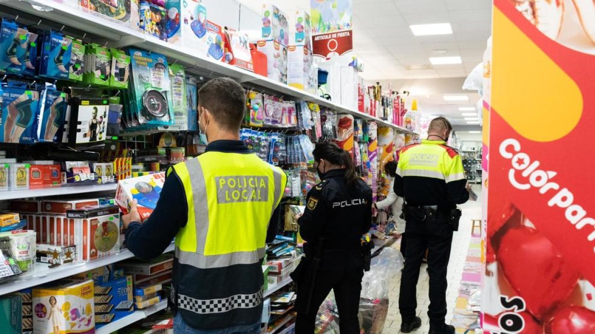 La Policia de Cambrils i l'Agència Catalana de Consum retiren 470 joguines que no complien la normativa