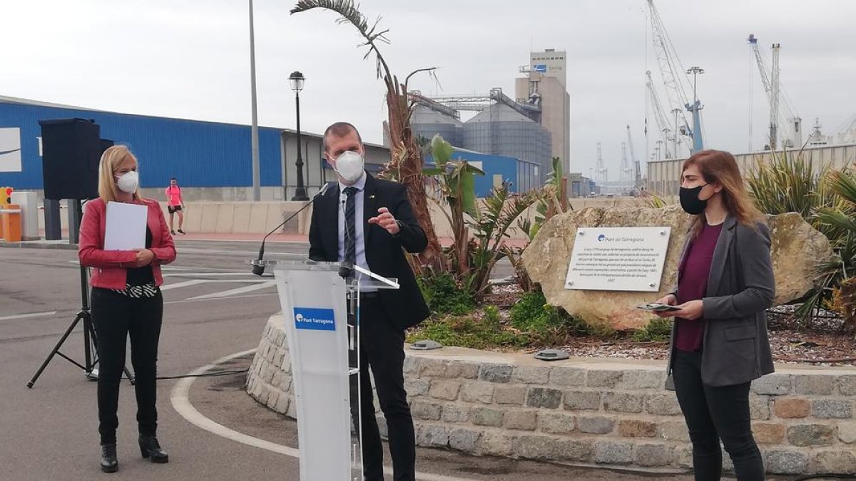 El Port de Tarragona ret homenatge a les persones que van construir el primer tram del dic de Llevant