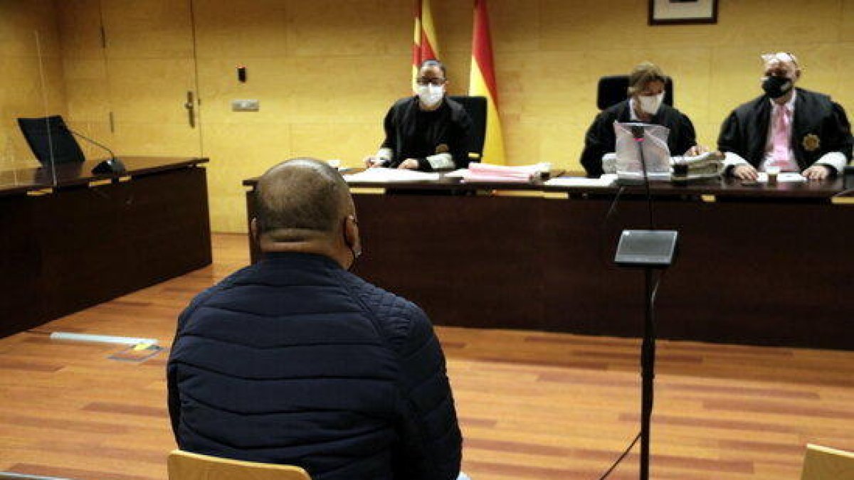 Absuelto el acusado de abusar de la hijastra de 14 años «haciéndole creer» que eran par