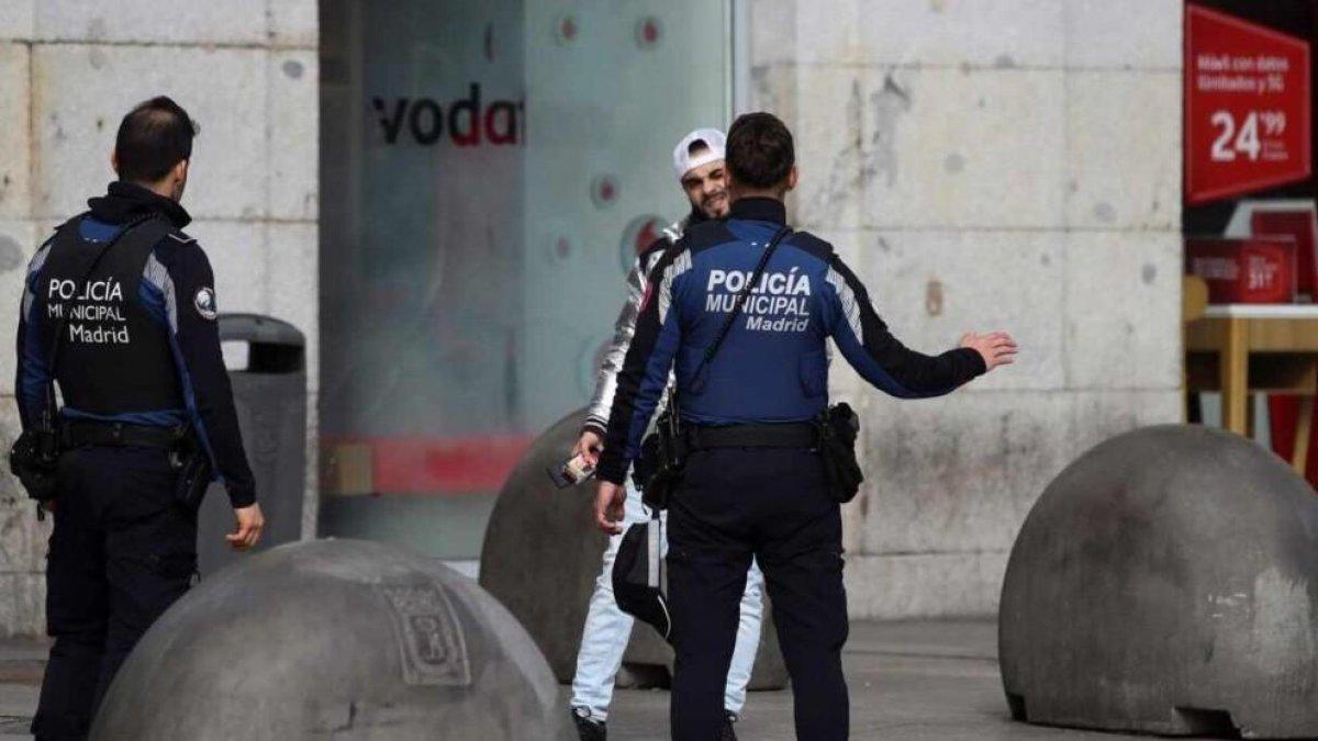 Detenidos dos policías municipales de Madrid por abusar de una joven en un portal