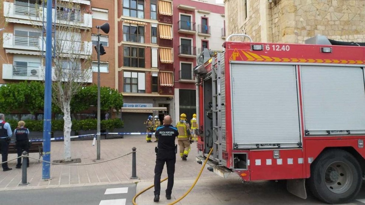 Desalojan a los vecinos de un edificio del Serrallo por|para el incendio de un aire acondicionado