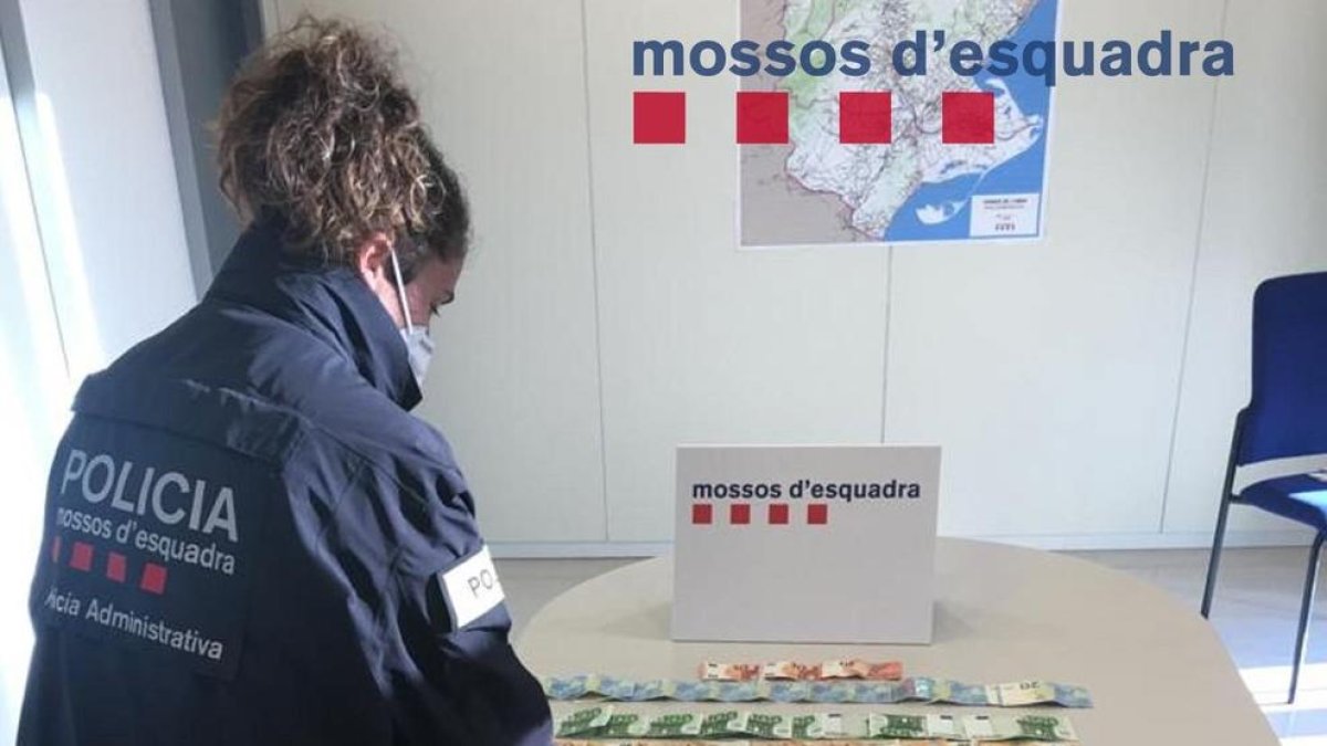 Adelantan|Avanzan a una patrulla de los Mossos al AP-7 a gran velocidad y los detienen por llevar|traer un kilo de hachís