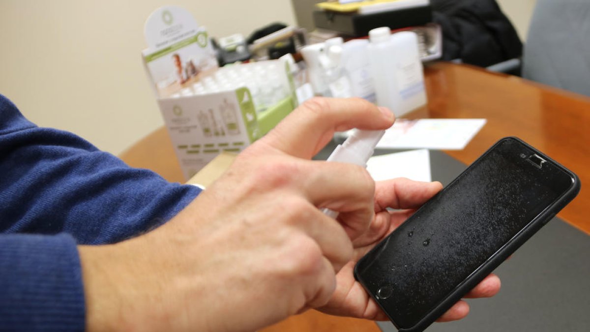 Una empresa catalana dissenya un producte que elimina la covid de superfícies i redueix el volum de contaminació en l'aire