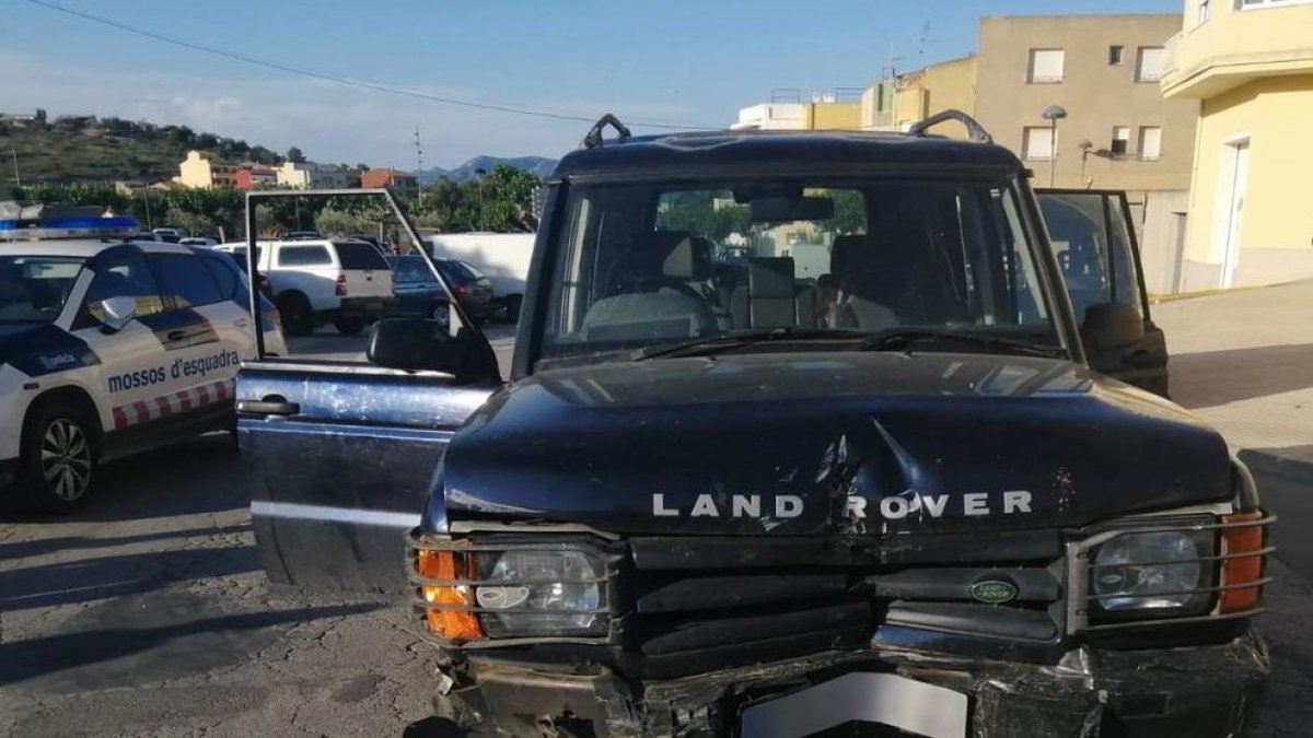 Detingut un conductor que sextuplicava la taxa d'alcoholèmia i que va xocar contra dos vehicles estacionats