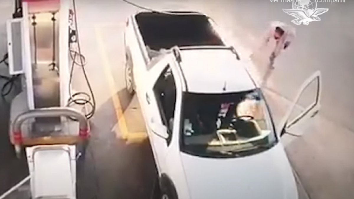 No es un mito: un coche arde en llamas porque el dueño repostó usando el móvil