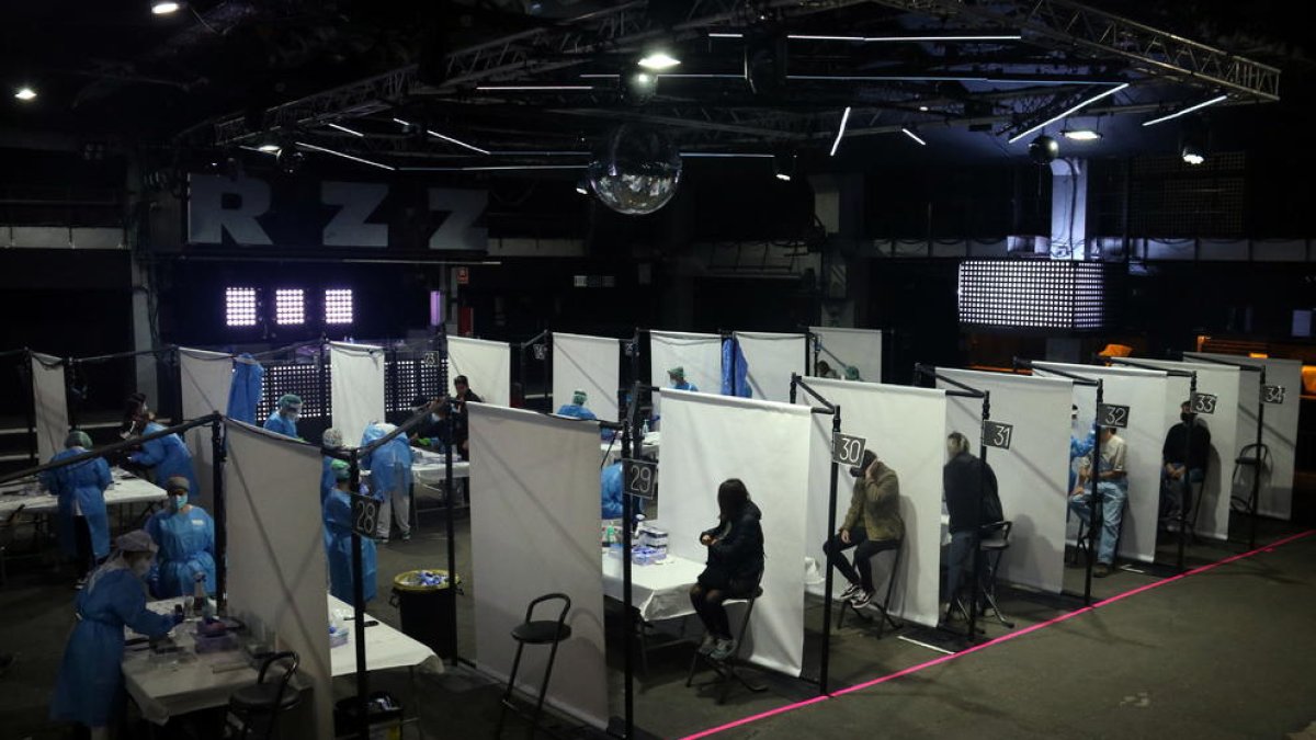 Els 5.000 assistents del concert pilot de Love of Lesbian al Palau Sant Jordi se sotmeten als tests d'antígens