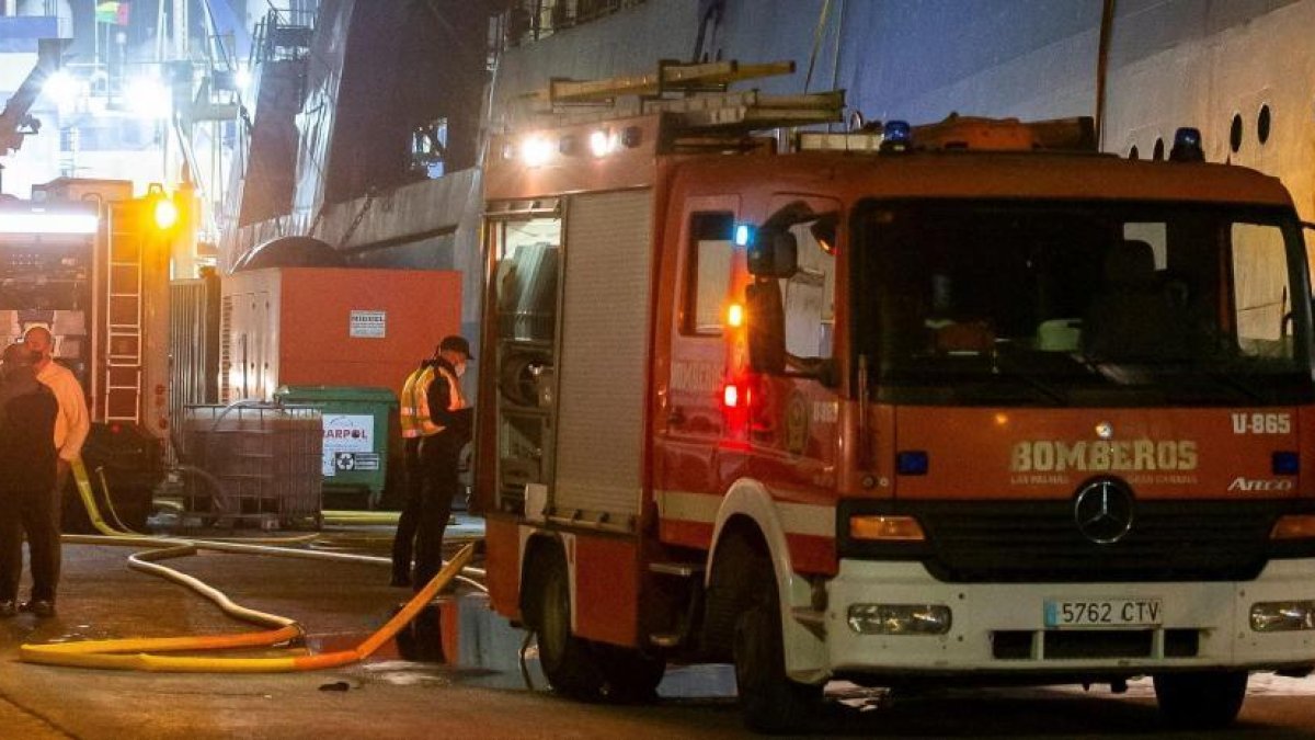 Tres mariners morts en incendiar-se un pesquer atracat a Las Palmas