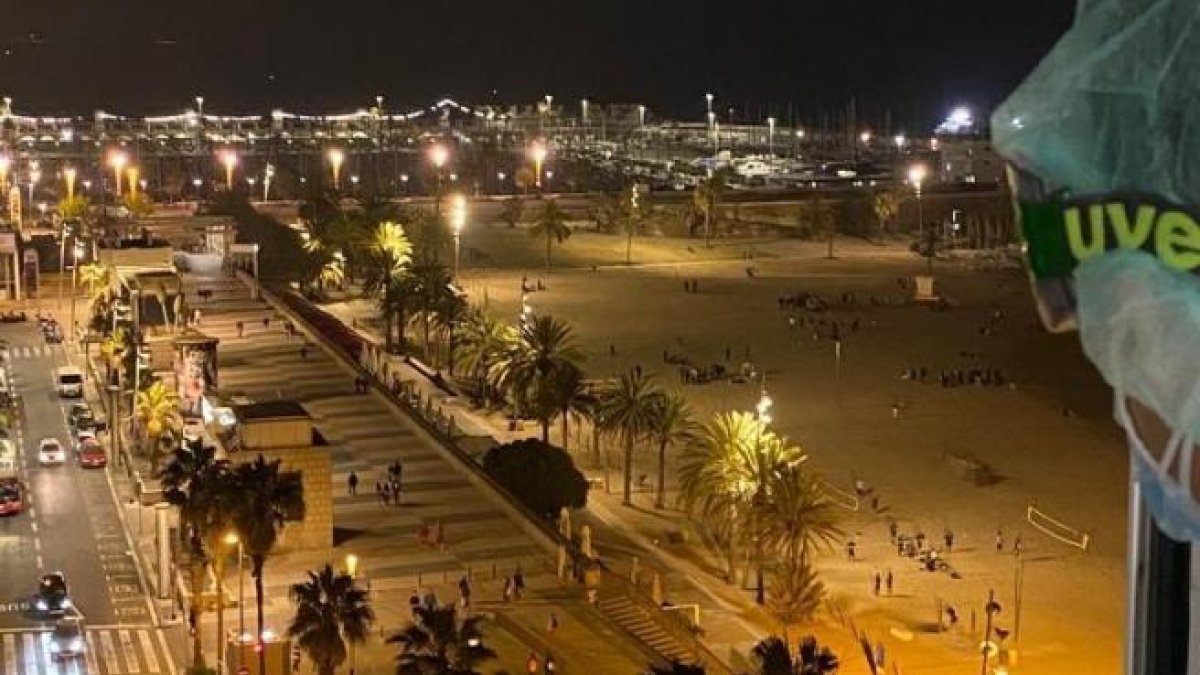 Una pneumòloga mostra els botellons que veu des de la finestra de la planta Covid del seu hospital a Barcelona