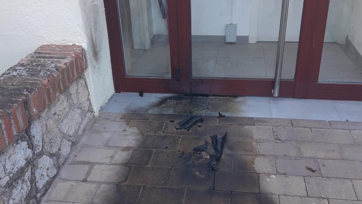 Plano detalle de los efectos del lanzamiento de los cócteles molotov en la comisaría de la Policía Local de Matadepera, el 7 de febrero de 2021. (Horizontal)