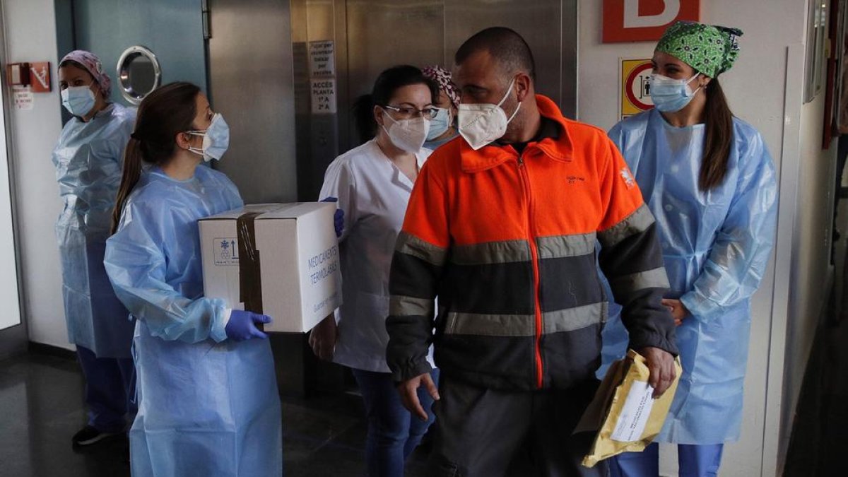 Josefa Pérez, de 89 anys, primera persona vacunada contra la covid-19 a Catalunya