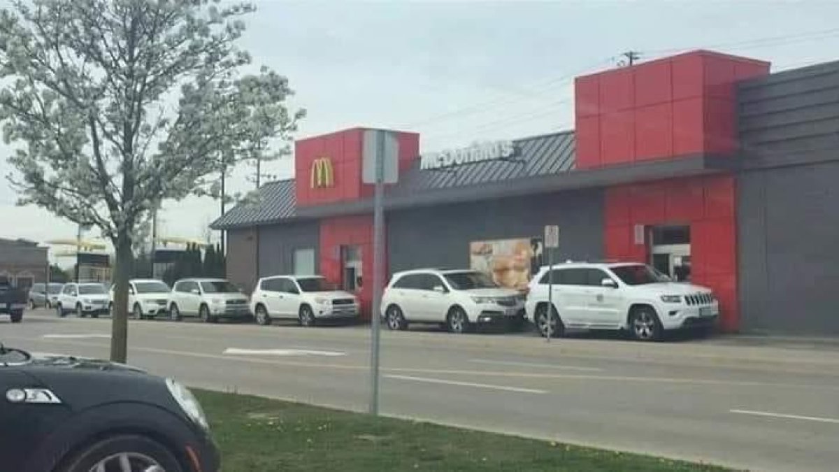 La venganza perfecta de un hombre contra una cliente impaciente en la cola de un McAuto
